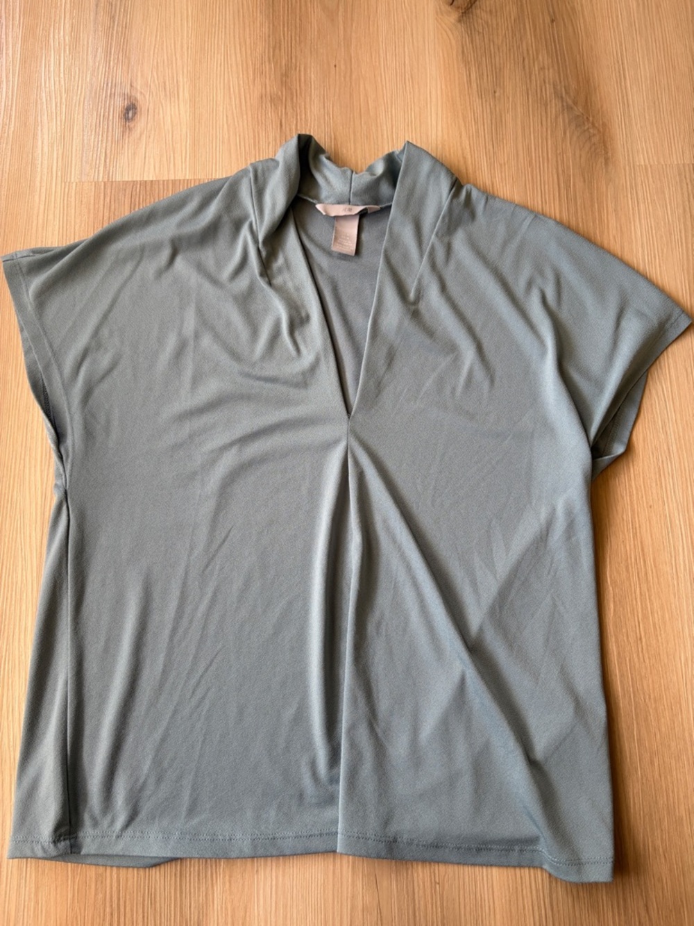 H&M - Women’s Short Sleeve V-Neck Blouse in Blue - M